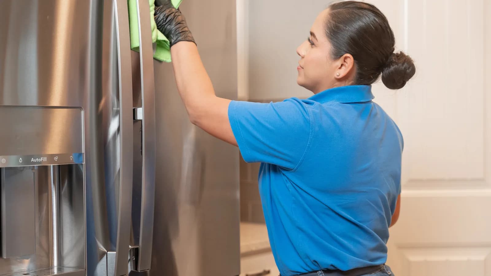 Cleaning an office break room kitchen in Austin, TX